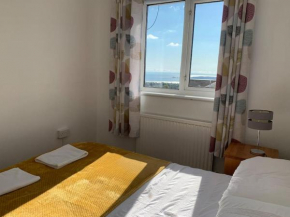 Modern & Light with Sea Views & Parking, Swansea